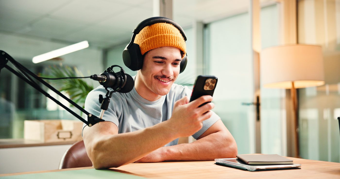 Iemand die vanaf zijn telefoon zijn administratie bijhoudt